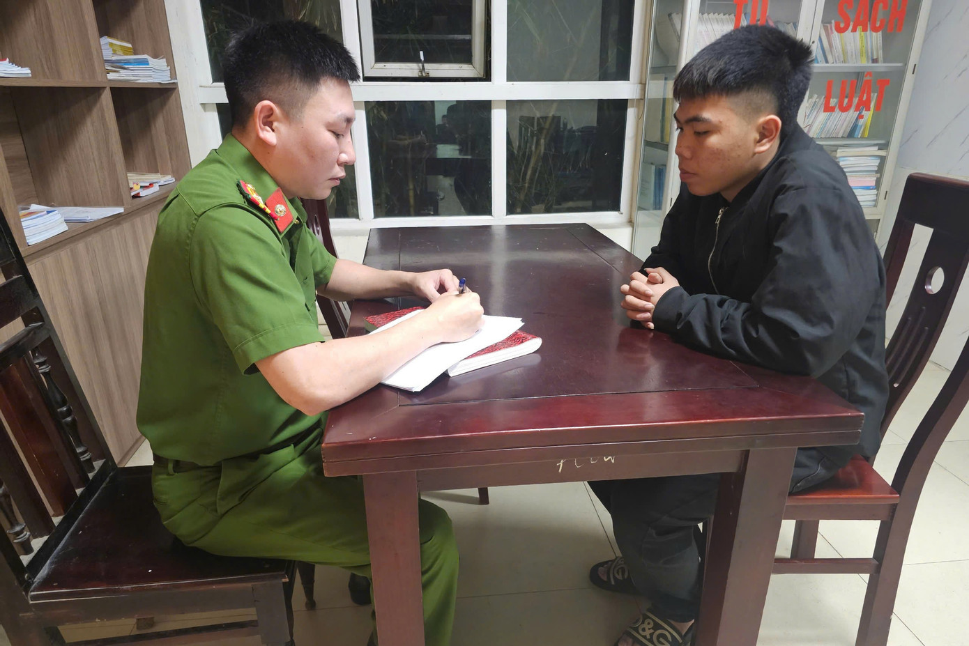 Công an lấy lời khai một trong số nhóm đối tượng