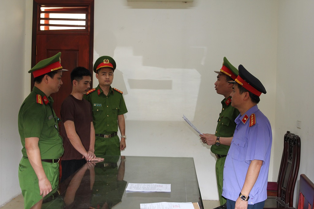 Cơ quan CSĐT Công an tỉnh Nghệ An đọc lệnh khởi tố vụ án, khởi tố bị can và ra Lệnh bắt bị can để tạm giam đối với đối tượng Trần Khắc Duy