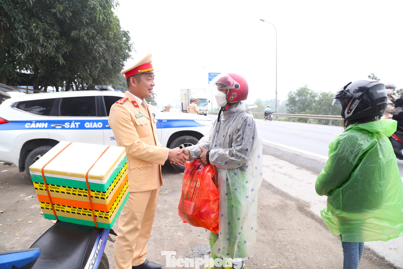 Món quà nhỏ "tiếp sức" người đi đường tiếp tục hành trình bình an.