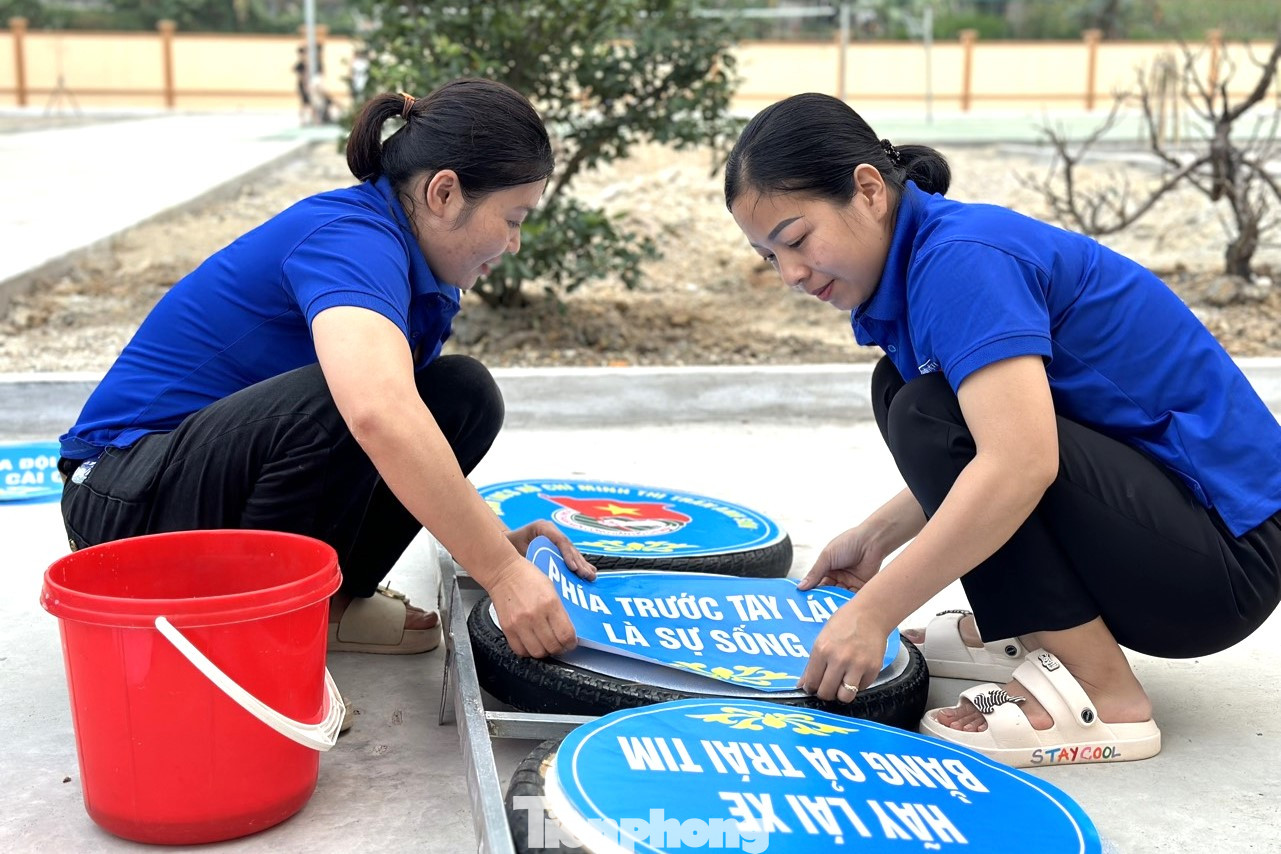 Mặt biển báo được làm bằng các tấm tôn tròn, sơn nền xanh gắn cố định vào lốp, trên có lô gô và các chữ cảnh báo sơn màu trắng với nhiều nội dung như “Nói không với bia rượu khi tham gia giao thông”; “Hãy lái xe bằng cả trái tim", Phía trước tay lái là sự sống”; "Chậm lại vài giây hơn gây tai nạn" ...
