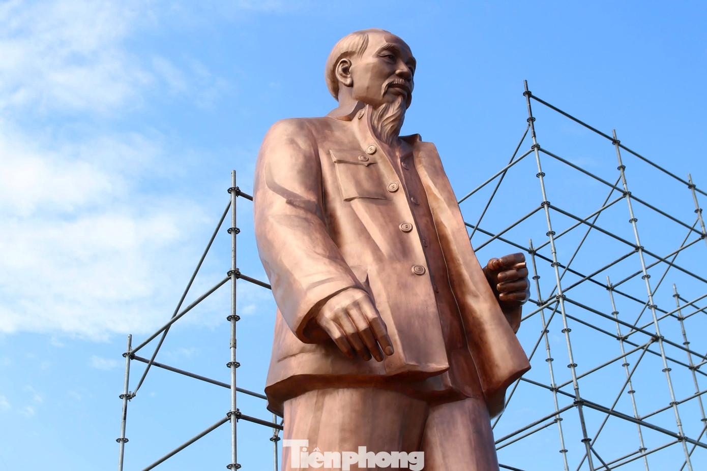 Tượng đài “Bác Hồ về thăm quê” được đặt tại sân vận động Làng Sen, nơi ghi dấu ấn 2 lần Bác về thăm quê và đứng nói chuyện với nhân dân. Tượng đài “Bác Hồ về thăm quê” được đặt tại sân vận động Làng Sen, nơi ghi dấu ấn 2 lần Bác về thăm quê và đứng nói chuyện với nhân dân.