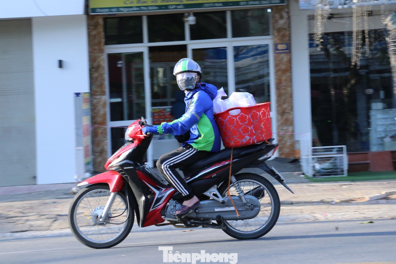 Đặng Văn Tân (quê Nam Định) chạy xe công nghệ, cho hay: “Làm nghề tự do như chúng em thì làm gì có ngày nghỉ, chỉ mong ngày nào cũng đông khách là mừng rồi. Năm nay, em không về quê ở lại thành phố Vinh chạy xe được cuốc nào hay cuốc đó”.