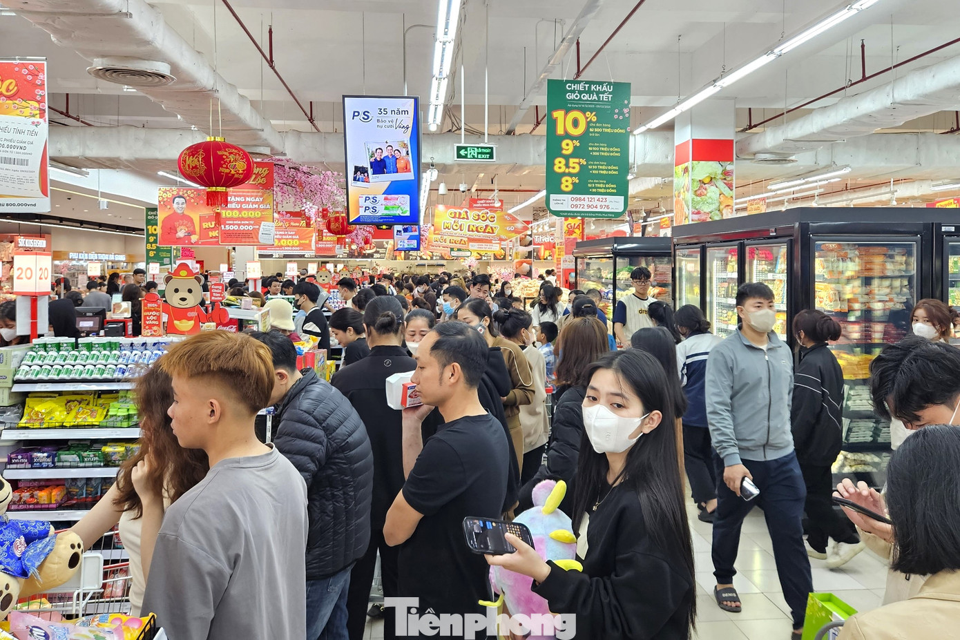 Chỉ còn ít ngày là đến Tết Nguyên đán Giáp Thìn 2024, thời điểm này, người người, nhà nhà đang tập trung sắm Tết để chuẩn bị chào đón một năm mới an vui, tươm tất. Ghi nhận chiều 4/2 (ngày 25 tháng Chạp), thời tiết không mưa và ấm dần lên khiến lượng khách đến siêu thị ở Nghệ An luôn đông đúc.