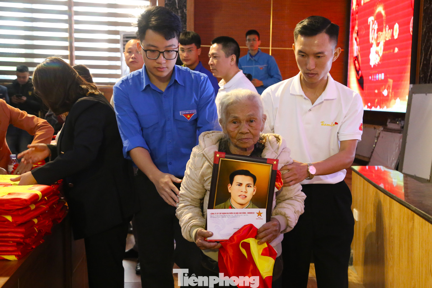 Em Phạm Trần Quốc Bảo, học sinh lớp 12 trường THPT Chuyên Đại học Vinh (bên trái) biết đến chương trình qua mạng xã hội nên đã tình nguyện xin được tham gia vào đội tình nguyện viên, hỗ trợ thân nhân các gia đình liệt sĩ. “Em đã theo dõi hành trình tri ân của nhóm Team Lee từ lâu và mong muốn được góp một chút sức bé nhỏ của mình vào hoạt động ý nghĩa này”, Bảo chia sẻ.