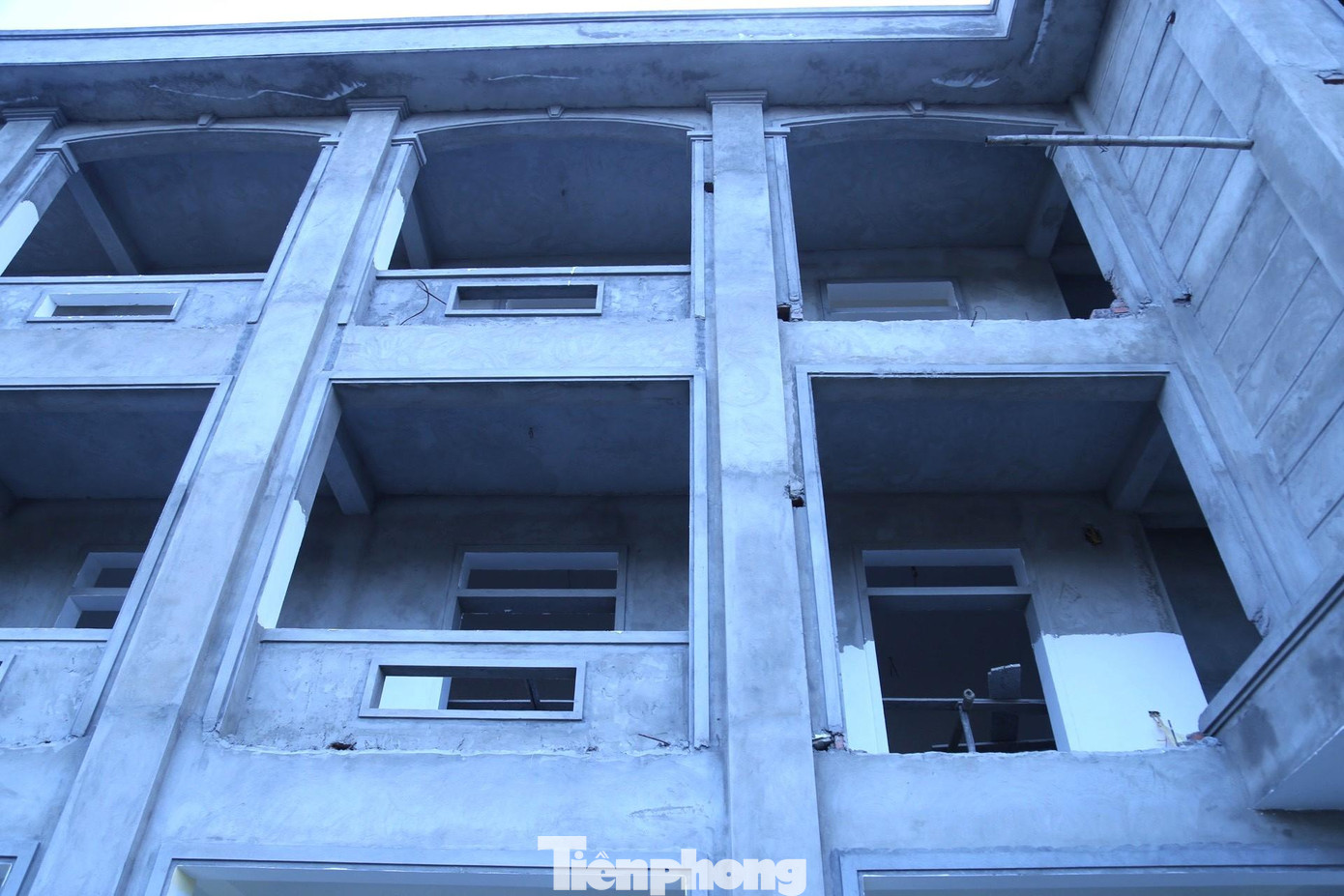 Sau khi xây dựng xong phần thô, nhà thầu dừng thi công.