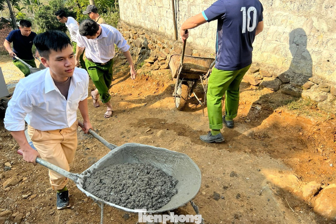 Trung úy Nguyễn Anh Tú tham gia xây dựng các công trình trên địa bàn.