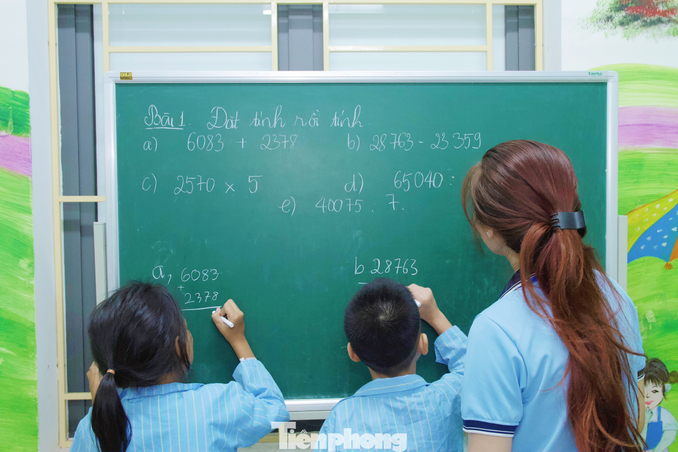 “Do các em ở nhiều độ tuổi nên chúng mình sẽ kèm cặp riêng từng em để dạy học, luyện chữ theo chương trình học của các em. Sự thay đổi từng ngày của các em đã thắp lên hy vọng, nhiệt huyết cho mỗi thành viên trong nhóm. Mình hy vọng rằng, lớp học không chỉ trang bị thêm kiến thức mà còn giúp các em lạc quan, có niềm tin để chiến thắng bệnh tật”, Nhược Hằng tâm sự.