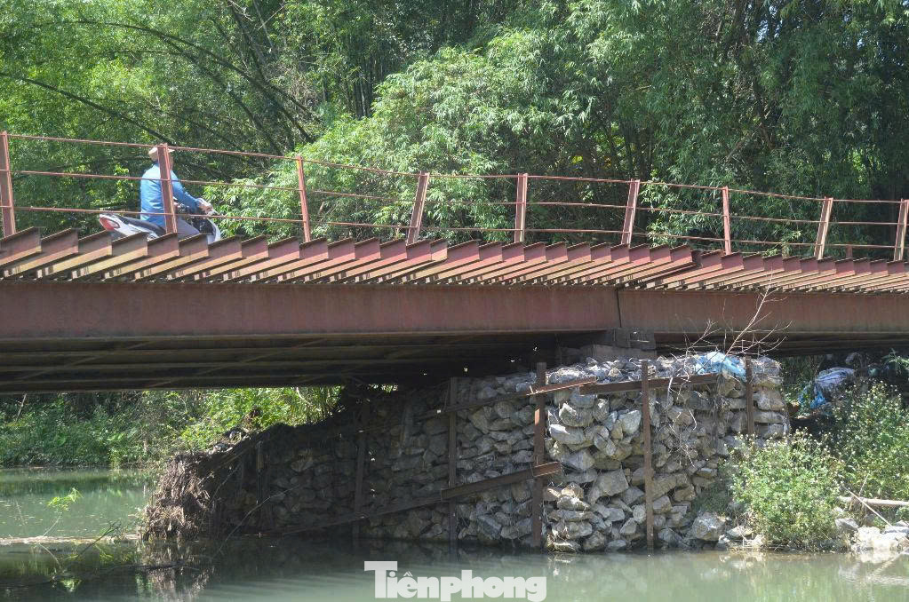 Mố cầu đã bị nghiêng hẳn sang một bên.