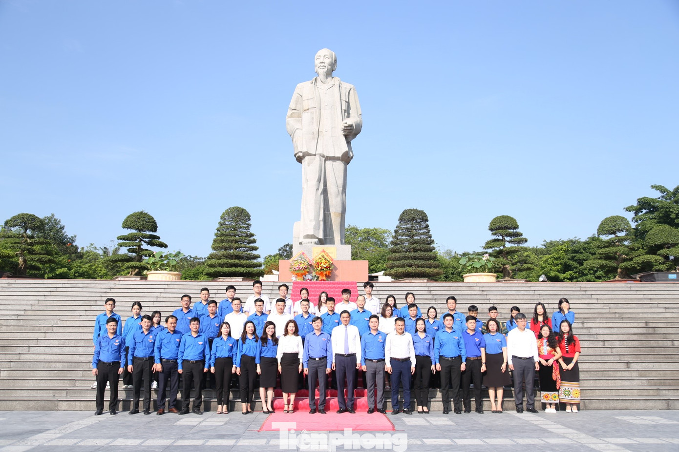 Trước khi tham gia diễn đàn, đoàn đại biểu đã về dâng hoa báo công tại Tượng đài Bác Hồ.