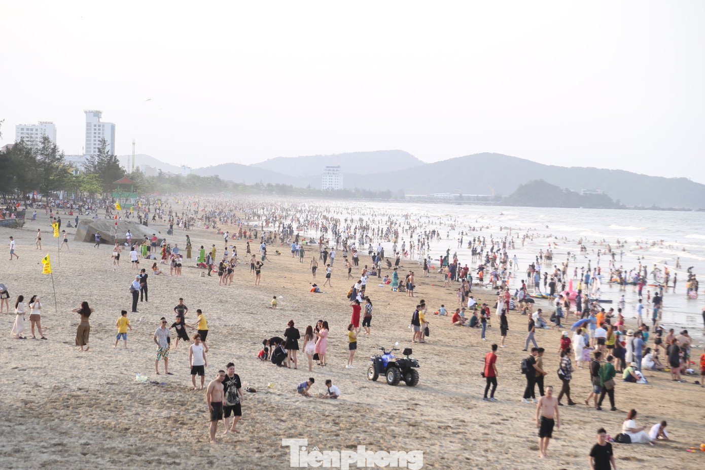 Chiều 30/4, ghi nhận của PV tại bãi biển Cửa Lò (thị xã Cửa Lò, Nghệ An) hàng vạn du khách đến vui chơi, tắm biển trong đợt nghỉ lễ 30/4 và 1/5.