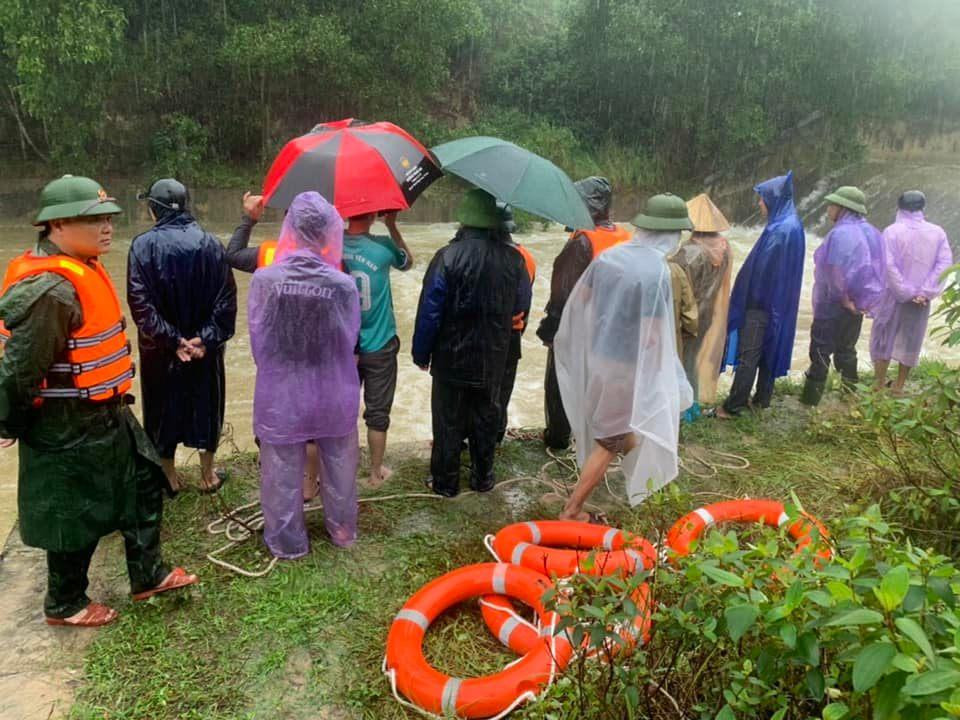 Lực lượng chức năng đang nỗ lực tìm kiếm nạn nhân mất tích khi đi đánh bắt cá