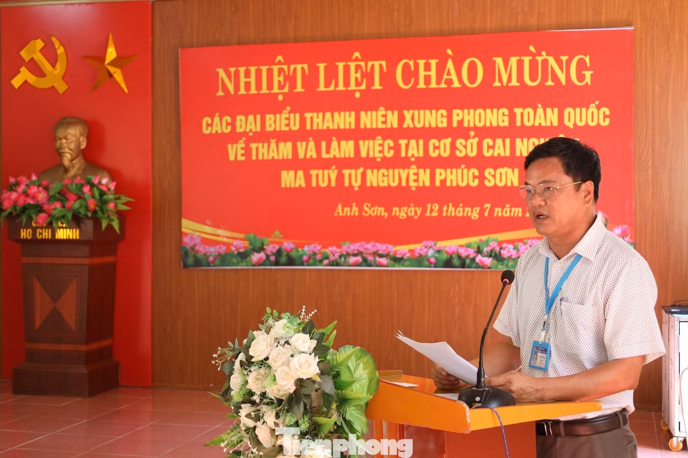 Ông Lê Tiến Dũng – Giám đốc cơ sở cai nghiện ma tuý tự nguyện Phúc Sơn báo cáo kết quả thực hiện nhiệm vụ trong năm qua.