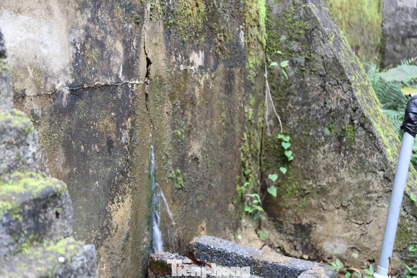 Sau 6 năm đưa vào sử dụng, qua nhiều lần sửa chữa khắc phục hiện công trình đã xuống cấp, hư hỏng