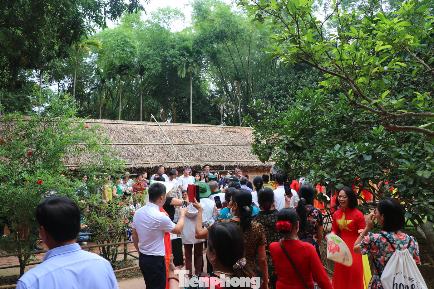 Con đường dẫn vào làng Sen quê nội Bác Hồ những ngày tháng 5 này tấp nập du khách.