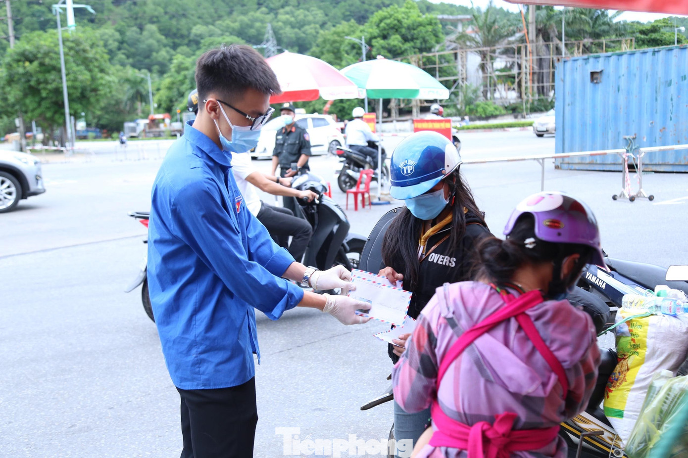 Hỗ trợ tiền xăng xe cho người dân đi xe máy về quê