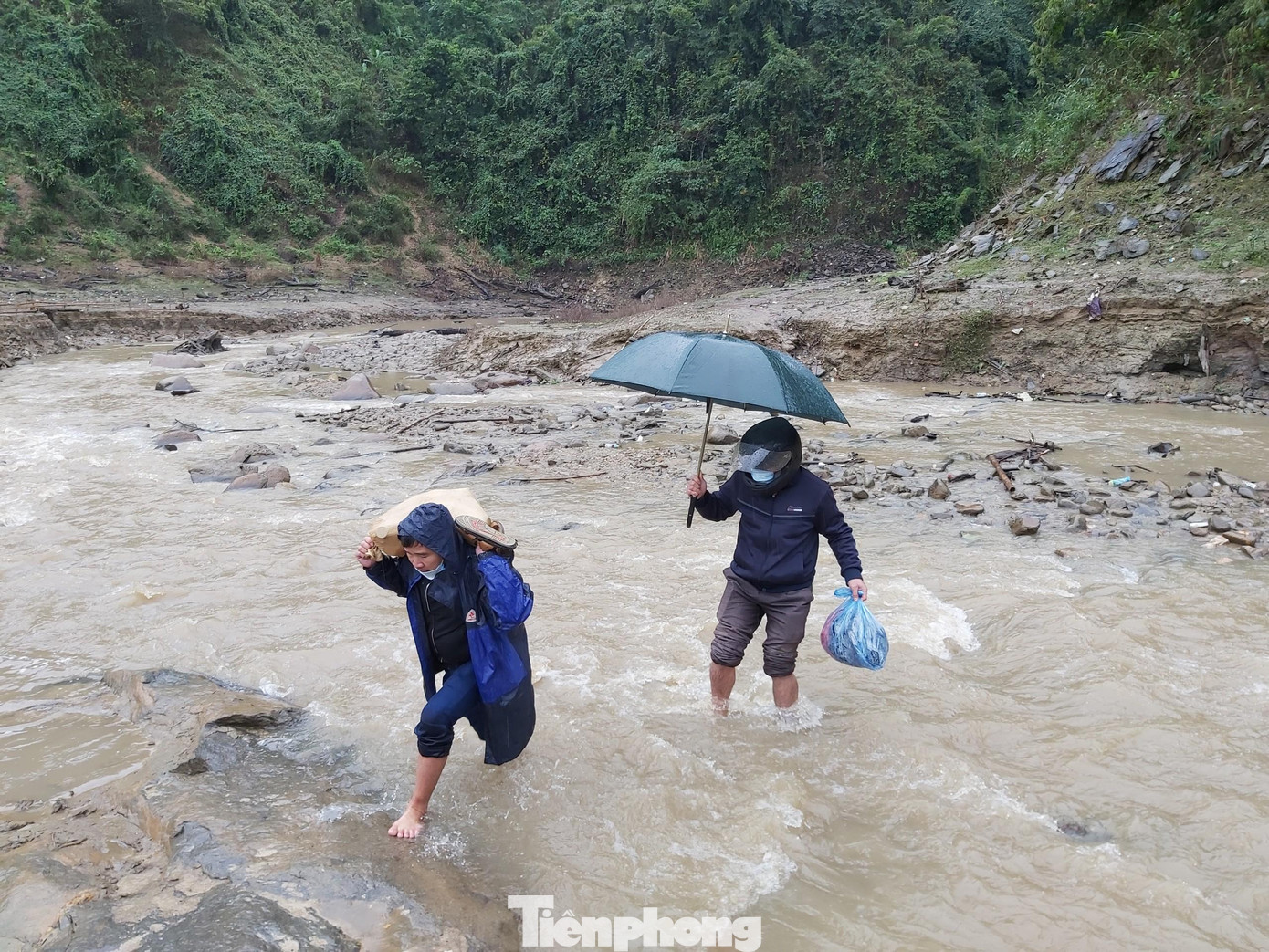 Cách đây 11 năm, cô giáo Lương Thị Nhân (SN 1984) đặt chân lên đây công tác. Khi ấy, Hữu Khuông chỉ lưa thưa mái nhà, cuộc sống khó khăn, thiếu điện, thiếu nước, cơ sở vật chất còn nghèo nàn, trang thiết bị dạy học thiếu thốn.