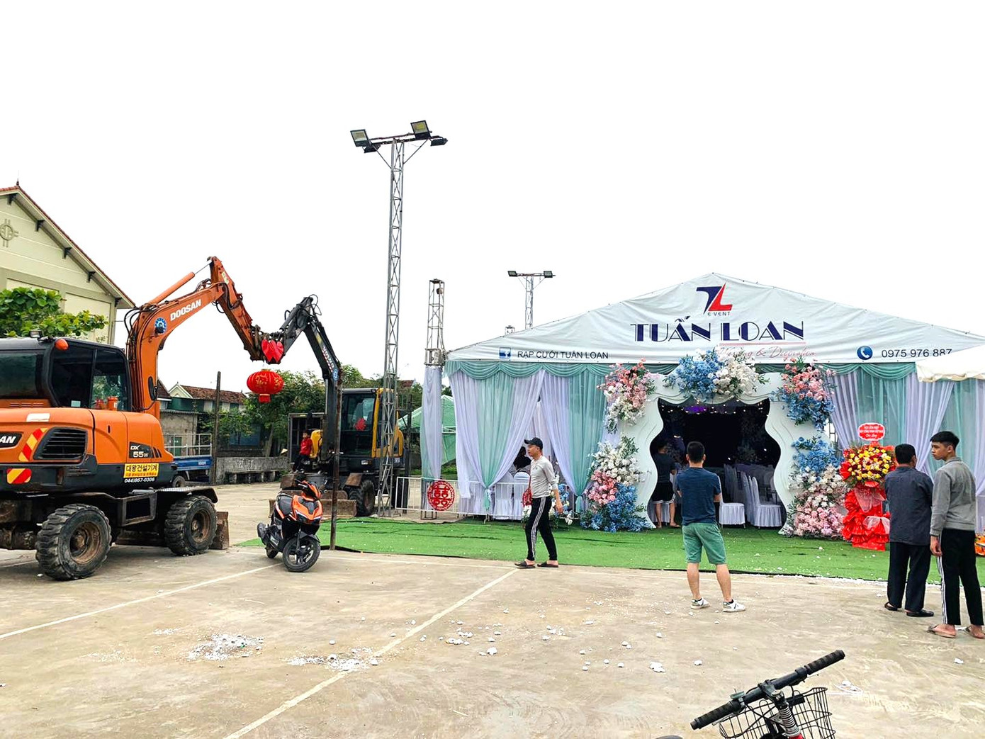Chú rể dùng hai chiếc máy xúc ghép lại để làm cổng đám cưới