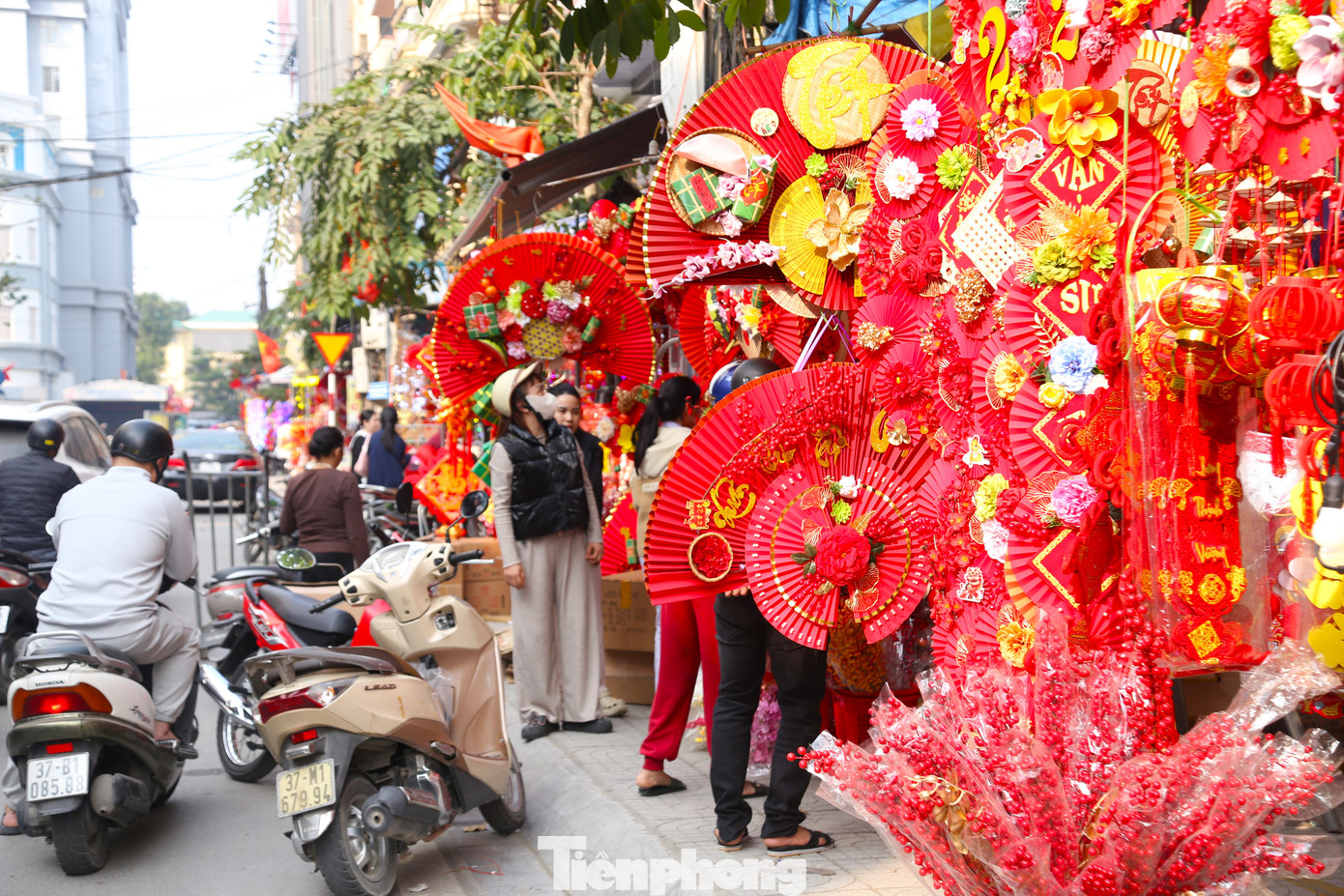 Còn hơn 2 tuần nữa là Tết Nguyên đán Ất Tỵ, dọc hai bên đường Lê Huân (TP Vinh, Nghệ An) các cửa hàng bày bán các loại đồ trang trí Tết như câu đối đỏ, hoa đào, mai giả, phong bì, lồng đèn,.... Đây được xem là con phố bán đồ trang trí Tết lớn nhất và nhộn nhịp nhất ở Nghệ An.
