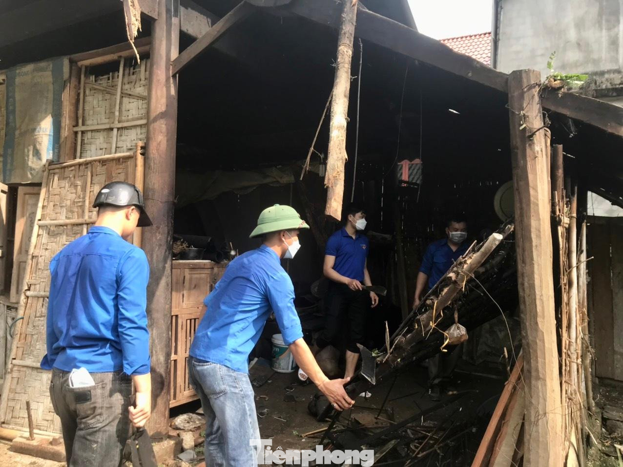 “Mỗi người một việc, chúng tôi phân công nhiệm vụ cho từng đoàn viên, từ giúp vận chuyển và khôi phục số tôn, gỗ bị gió cuốn bay, cho đến trợ sức sửa chữa mái, lợp lại nhà giúp người dân”, chị Linh chia sẻ.