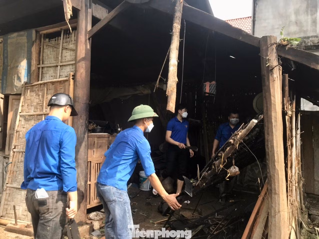 “Mỗi người một việc, chúng tôi phân công nhiệm vụ cho từng đoàn viên, từ giúp vận chuyển và khôi phục số tôn, gỗ bị gió cuốn bay, cho đến trợ sức sửa chữa mái, lợp lại nhà giúp người dân”, chị Linh chia sẻ.