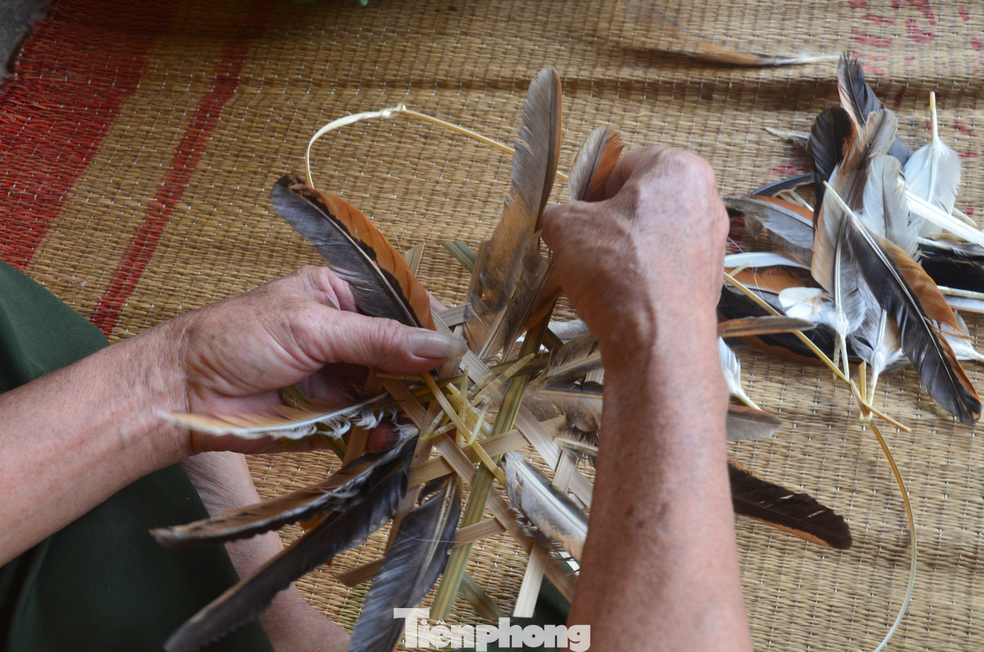 Việc treo tấm phên nứa có cài lông gà trước nhà có ý thông báo rằng ông bà tổ tiên đã đi lên trời làm nhà cho Ngọc Hoàng. Việc treo tấm phên nứa có cài lông gà trước nhà có ý thông báo rằng ông bà tổ tiên đã đi lên trời làm nhà cho Ngọc Hoàng.