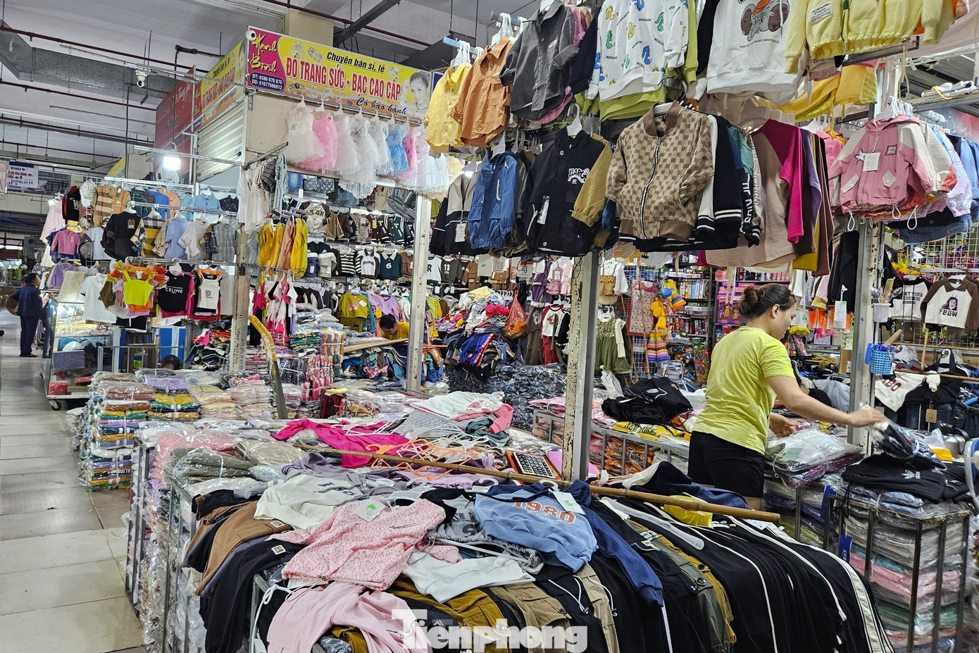 Trong đó, tầng 1 được bố trí các ngành hàng tân dược - dụng cụ y tế, giày dép, mũ cặp, văn hóa phẩm. Tầng 2 gồm các gian hàng kinh doanh may mặc, chăn ga, gối đệm. Tầng 3 rộng 1.200 m2 chia thành khu vực văn phòng làm việc của ban quản lý chợ, văn phòng đại diện, hoạt động kinh doanh của siêu thị và dịch vụ ăn uống, giải khát.