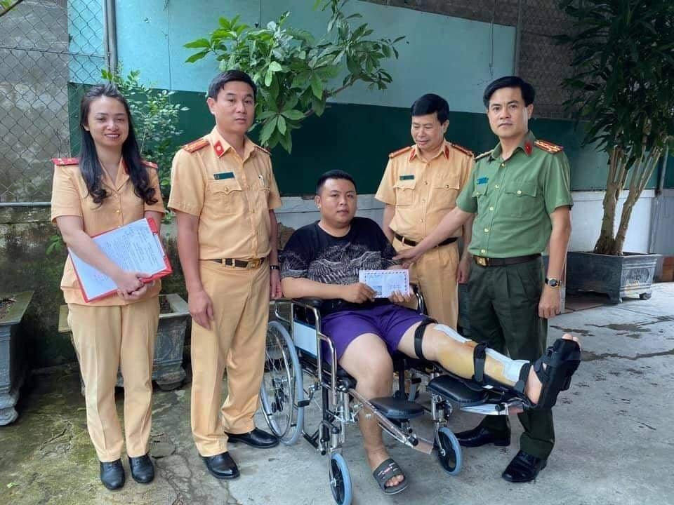 Lãnh đạo Công an tỉnh Nghệ An thăm hỏi Thượng uý Tuấn