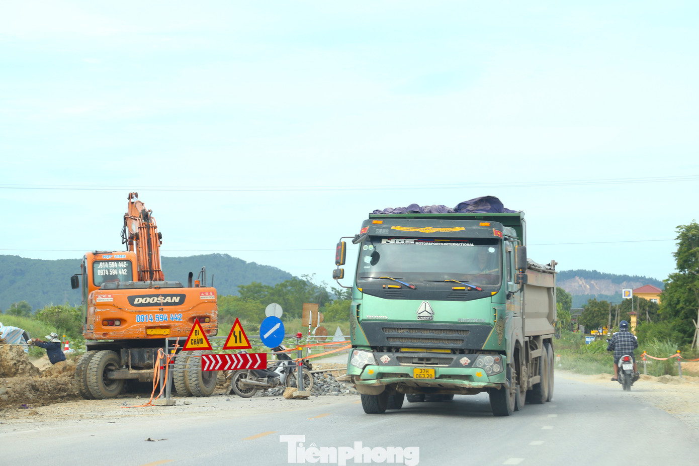 Theo báo cáo của huyện Nam Đàn, đến nay, dự án đã phê duyệt phương án bồi thường giải phóng mặt bằng, chi trả tiền và giải phóng mặt bằng được 6/10,7km, đạt 56%, còn lại 4,7km đoạn qua đất ở, đất vườn gắn liền với đất ở của 542 hộ dân. Ngoài phạm vi đất nông nghiệp, đối với phạm vi đất ở, hiện chủ yếu các hộ dân bị ảnh hưởng đang sinh sống và kinh doanh nằm dọc hai bên mặt đường của quốc lộ 46, do đó công tác giải phóng mặt bằng, thu hồi và tổ chức tái định cư mất nhiều thời gian. Bên cạnh đó, Luật Đất đai thay đổi dẫn đến chính sách thay đổi. Ngoài ra, dự án còn một số vướng mắc liên quan đến mức bồi thường, hỗ trợ đất vườn, ao; hỗ trợ chênh lệch giá đất ở trừ đi giá đất vườn;... Theo báo cáo của huyện Nam Đàn, đến nay, dự án đã phê duyệt phương án bồi thường giải phóng mặt bằng, chi trả tiền và giải phóng mặt bằng được 6/10,7km, đạt 56%, còn lại 4,7km đoạn qua đất ở, đất vườn gắn liền với đất ở của 542 hộ dân. Ngoài phạm vi đất nông nghiệp, đối với phạm vi đất ở, hiện chủ yếu các hộ dân bị ảnh hưởng đang sinh sống và kinh doanh nằm dọc hai bên mặt đường của quốc lộ 46, do đó công tác giải phóng mặt bằng, thu hồi và tổ chức tái định cư mất nhiều thời gian. Bên cạnh đó, Luật Đất đai thay đổi dẫn đến chính sách thay đổi. Ngoài ra, dự án còn một số vướng mắc liên quan đến mức bồi thường, hỗ trợ đất vườn, ao; hỗ trợ chênh lệch giá đất ở trừ đi giá đất vườn;...