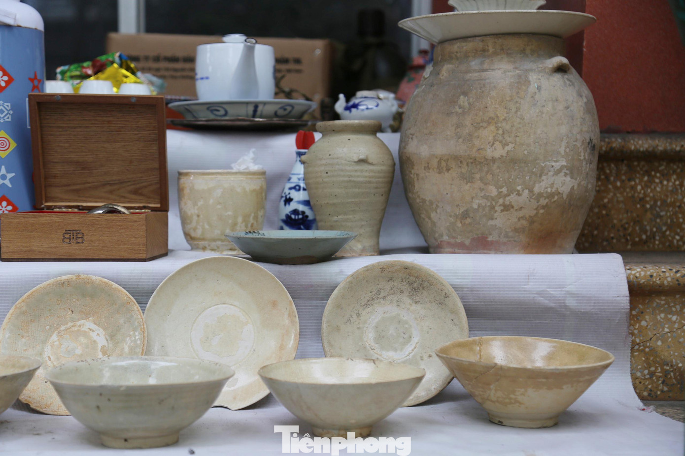 Những món đồ cổ có niên đại từ vài trăm năm đến cả nghìn năm tuổi được bày bán ngay trên vỉa hè.