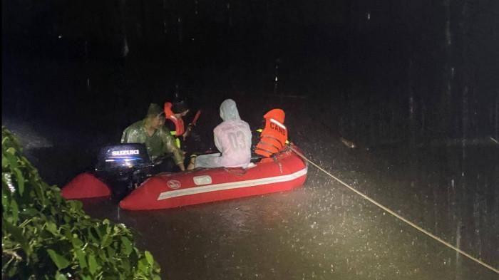 Lực lượng chức năng tìm kiếm thi thể người đàn ông đuối nước ở xã Nghi Kim, TP Vinh