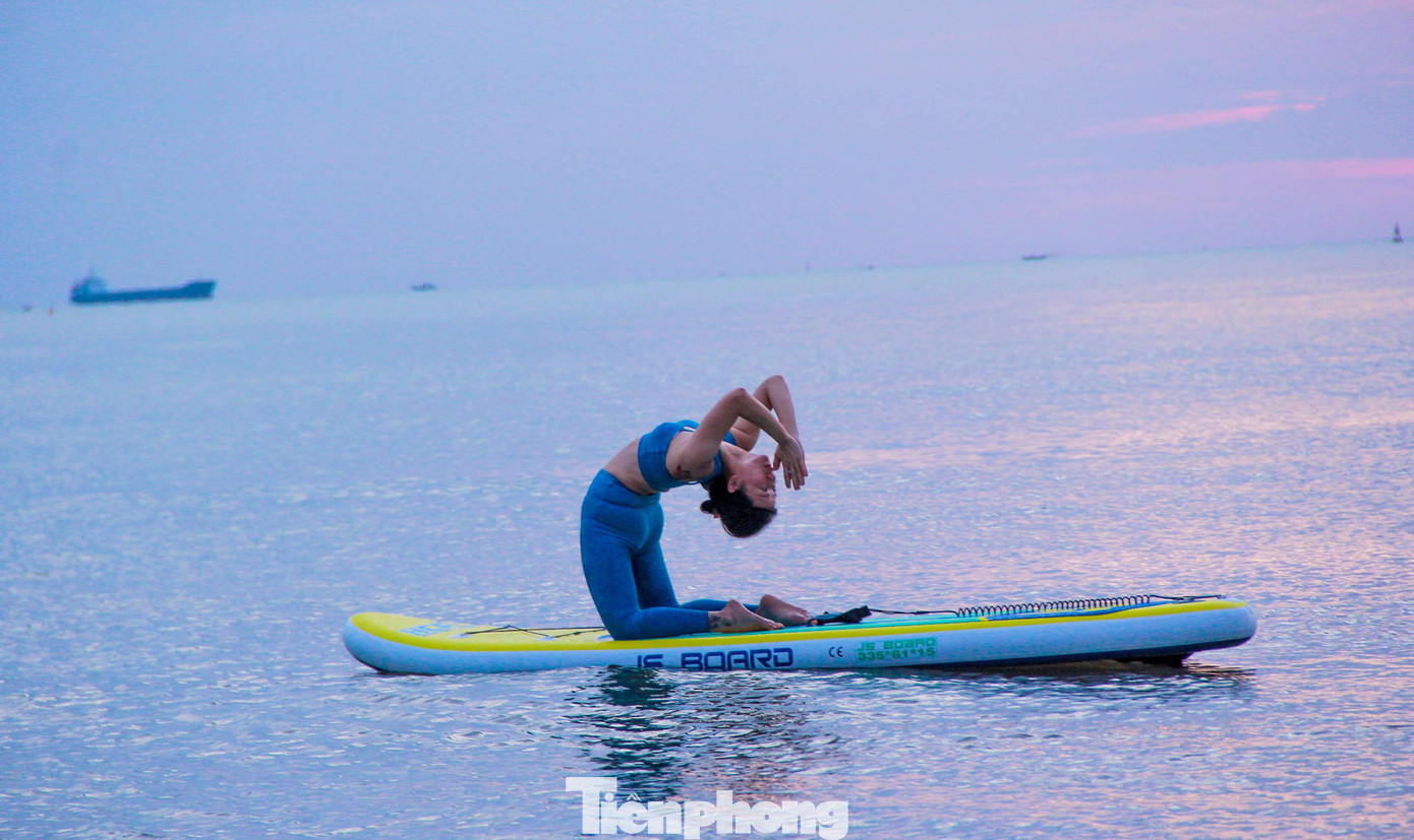 Tập yoga trên thuyền SUP