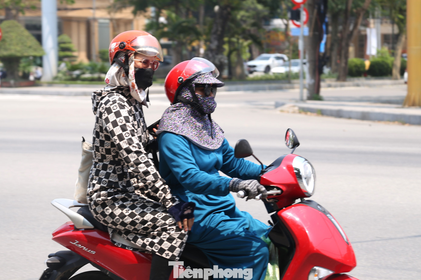 Từ sáng sớm, người dân thành phố Vinh đã bắt đầu cảm nhận mức độ gay gắt của đợt nắng. Người đi đường trang bị áo chống nắng, mũ, khẩu trang, găng tay để chống nắng bỏng rát. Từ sáng sớm, người dân thành phố Vinh đã bắt đầu cảm nhận mức độ gay gắt của đợt nắng. Người đi đường trang bị áo chống nắng, mũ, khẩu trang, găng tay để chống nắng bỏng rát.