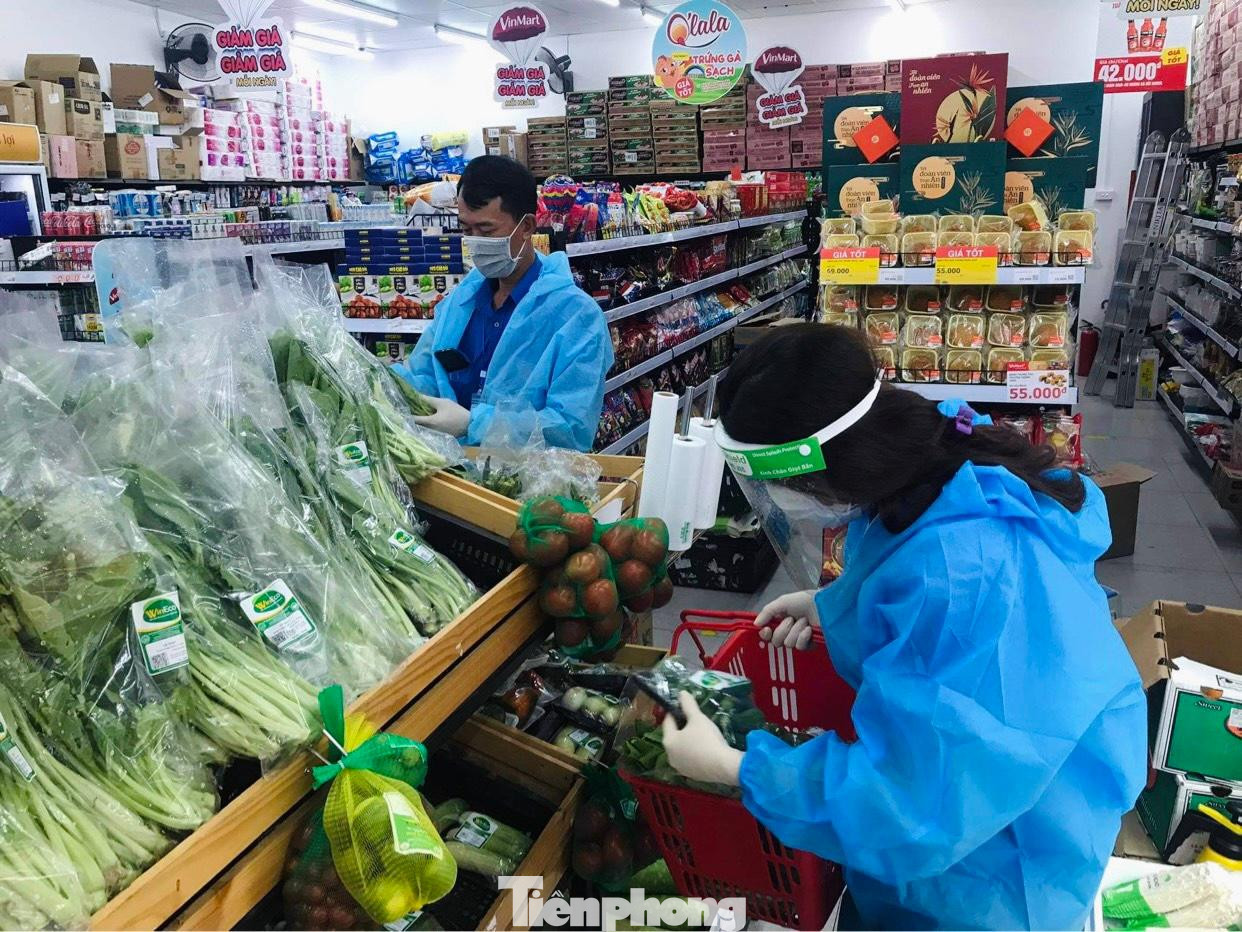 Phường Vinh Tân được xem là "vùng đỏ" của thành phố Vinh, là một trong những địa bàn có số ca nhiễm COVID-19 nhiều nhất với 77 ca. Do đó, phường Vinh Tân vẫn đang phải thực hiện các biện pháp nâng cao trên một mức so với Chỉ thị 16, người dân “ai ở đâu, ở yên đó”.