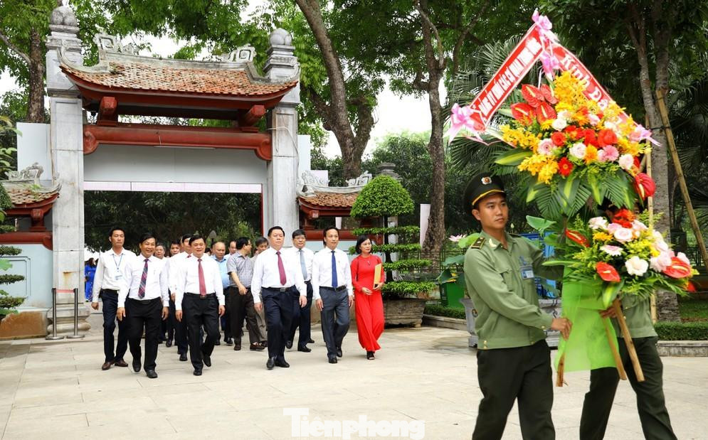 Bí thư Trung ương Đảng, Trưởng Ban Tuyên giáo Trung ương Nguyễn Trọng Nghĩa cùng các đại biểu dâng hoa tưởng niệm Chủ tịch Hồ Chí Minh tại Khu Di tích quốc gia đặc biệt Kim Liên. Bí thư Trung ương Đảng, Trưởng Ban Tuyên giáo Trung ương Nguyễn Trọng Nghĩa cùng các đại biểu dâng hoa tưởng niệm Chủ tịch Hồ Chí Minh tại Khu Di tích quốc gia đặc biệt Kim Liên.