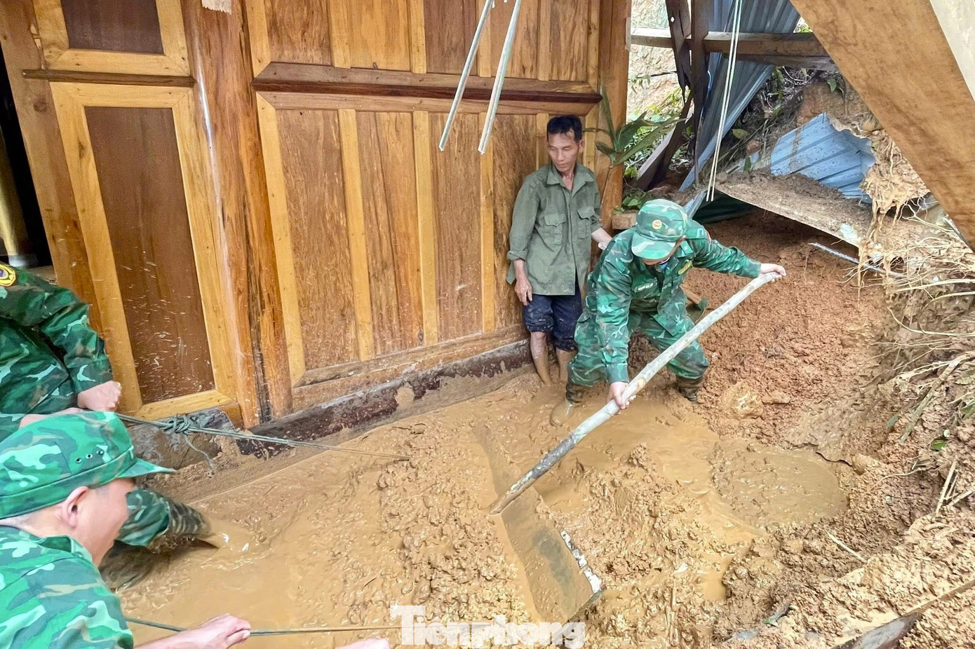 Mưa lớn kéo dài gây sạt lở, khiến bùn đất tràn vào nhà dân, Đồn Biên phòng Mỹ Lý đã cử cán bộ, chiến sĩ giúp các hộ gia đình tại bản Piêng Vai, xã Mỹ Lý, huyện Kỳ Sơn.