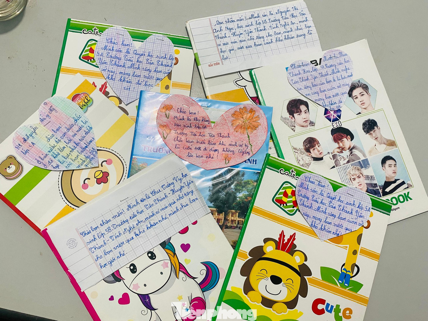 Không chỉ cùng nhau quyên góp vở, các em còn làm thiệp ghi lời chúc, lời nhắn nhủ động viên gửi đến các bạn đang chịu ảnh hưởng bởi cơn lũ quét kinh hoàng vừa qua.