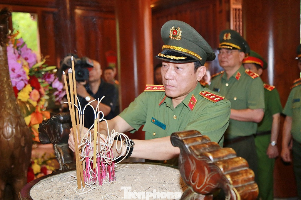 Thượng tướng Lương Tam Quang, Thứ trưởng Bộ Công an dâng hương tưởng niệm Chủ tịch Hồ Chí Minh Thượng tướng Lương Tam Quang, Thứ trưởng Bộ Công an dâng hương tưởng niệm Chủ tịch Hồ Chí Minh