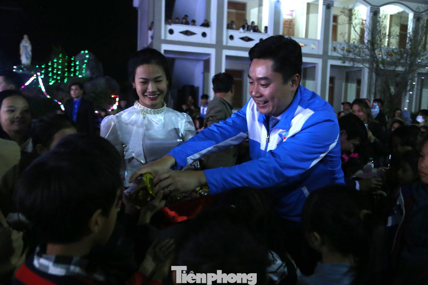 Anh Lê Văn Lương, Bí thư Tỉnh Đoàn Nghệ An tặng quà cho các đoàn viên thanh thiếu niên, giới trẻ giáo xứ Yên Thịnh.