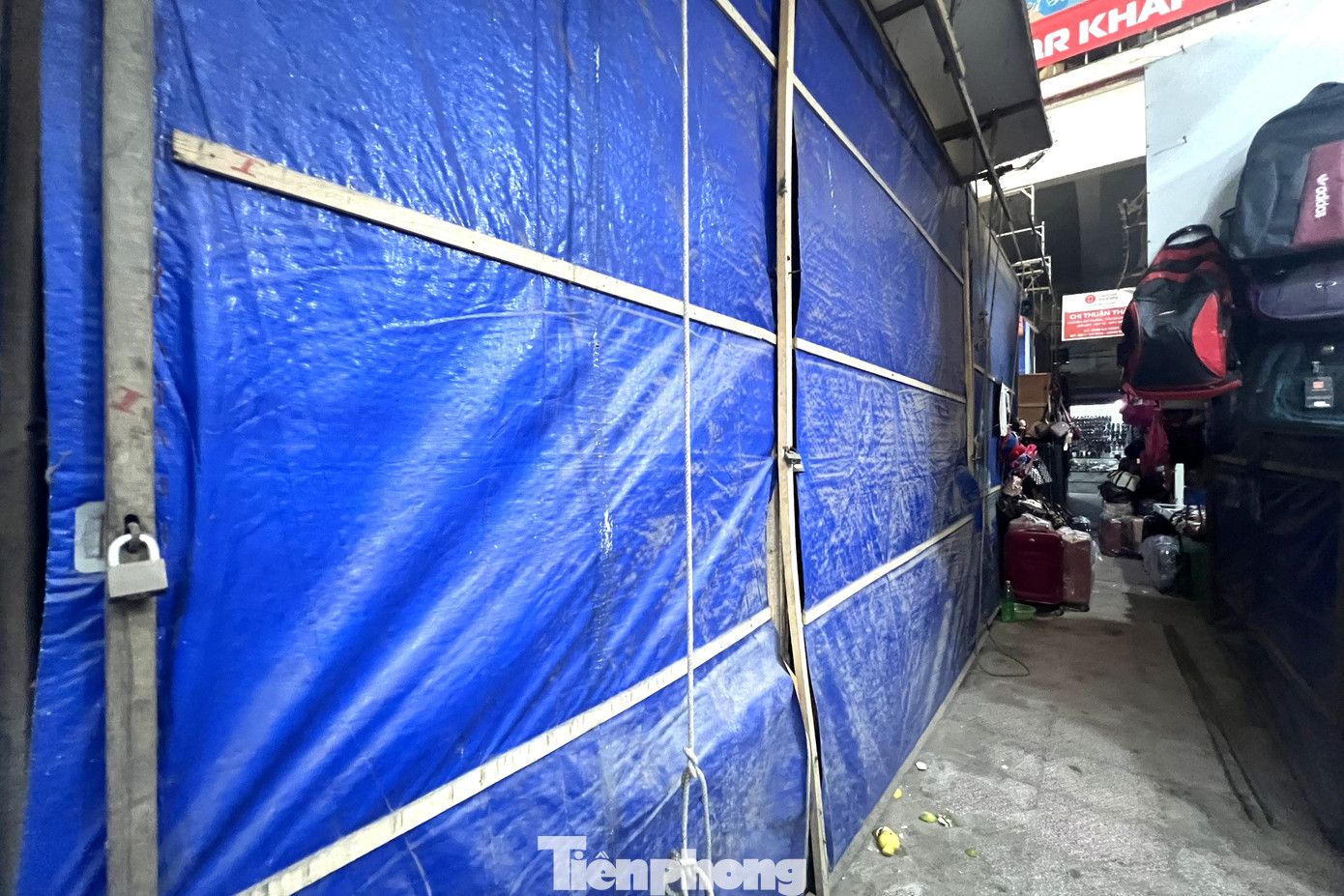 Tương tự, tại chợ Ga, Quán Lau, Phong Toàn… cũng chung tình trạng các quầy hàng đóng cửa, chưa hẹn ngày trở lại. Những thông báo cho thuê hay sang sạp được treo đầy trong chợ nhưng không có ai đoái hoài.