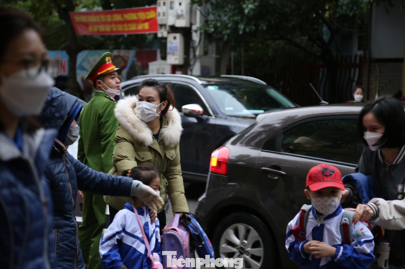Từ 6h sáng, các cô giáo của trường Tiểu học Hà Huy Tập 2 (TP Vinh, Nghệ An) đã sẵn sàng đón học sinh đến trường. Trường mở 2 cổng đón các em, giãn cách tối đa học sinh vào trường, đảm bảo phòng, chống dịch COVID-19.