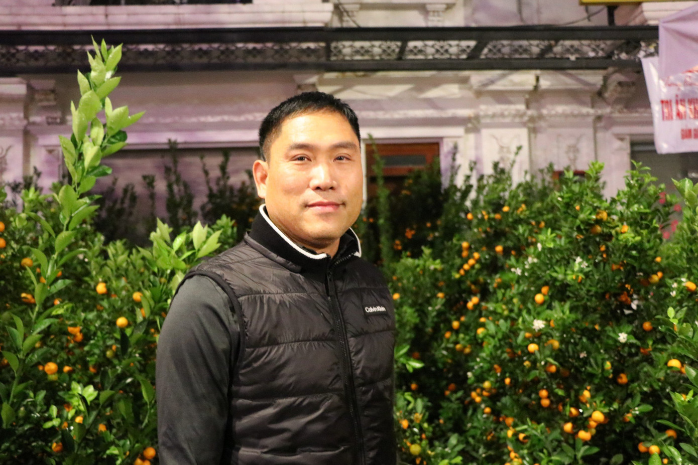 Anh Hoàng Anh mua hơn 30 cây quất ủng hộ người bán trong đêm giao thừa