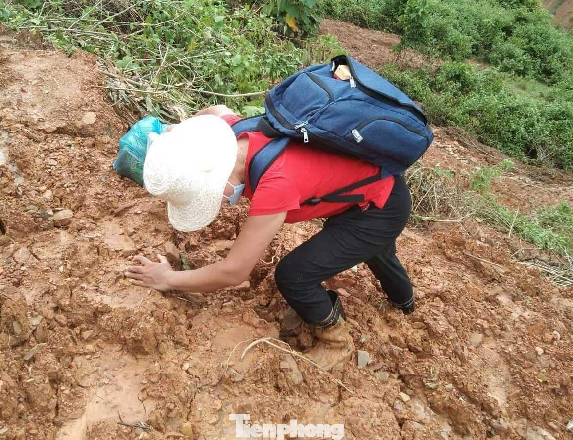 Các giáo viên phải đi bộ trên những tuyến đường sạt lở đất đá đầy khó khăn, vất vả. Có những lúc giáo viên phải dùng tay bám vào bùn đất để vượt qua