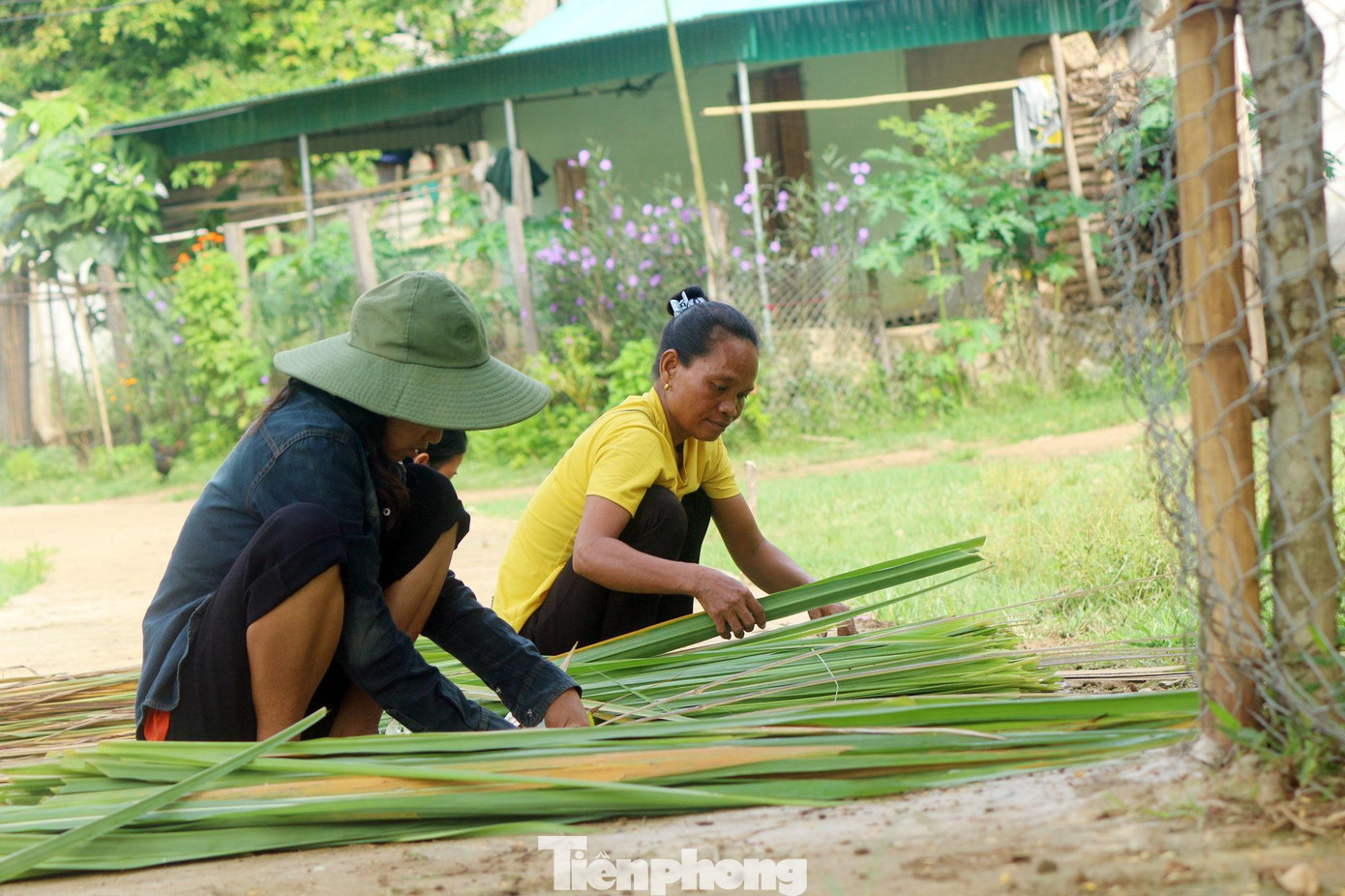 Các bà, các mẹ phụ trách công việc đan tranh