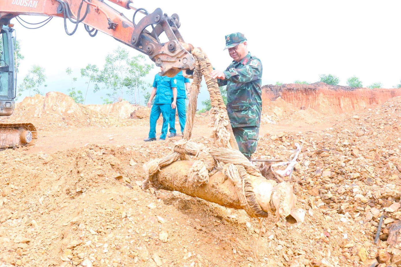 Ban Công binh Bộ Chỉ huy Quân sự tỉnh Nghệ An tiến hành vô hiệu hóa ngòi nổ.