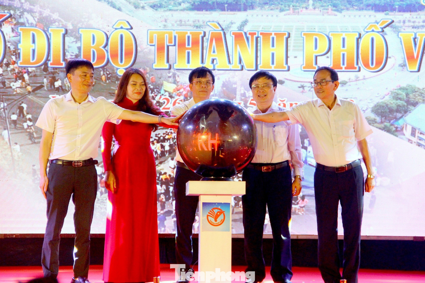 Các đại biểu nhấn nút khai trương phố đi bộ Vinh. Các đại biểu nhấn nút khai trương phố đi bộ Vinh.