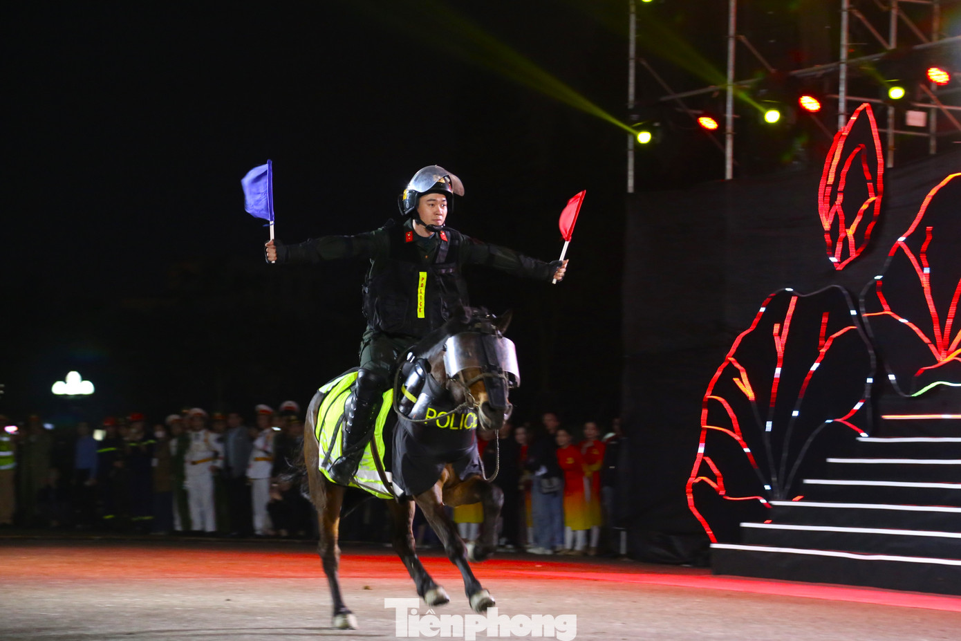 Kỹ thuật điều khiển ngựa chạy đại giải phóng 2 tay. Đây là kỹ thuật khó, đòi hỏi cán bộ, chiến sỹ phải có tinh thần dũng cảm, thường xuyên luyện tập mới có thể vừa điều khiển ngựa vừa sử dụng các loại vũ khí, công cụ hỗ trợ khi ngồi trên lưng ngựa, là động tác cơ bản đầu tiên để huấn luyện các nội dung kỹ, chiến thuật chiến đấu.