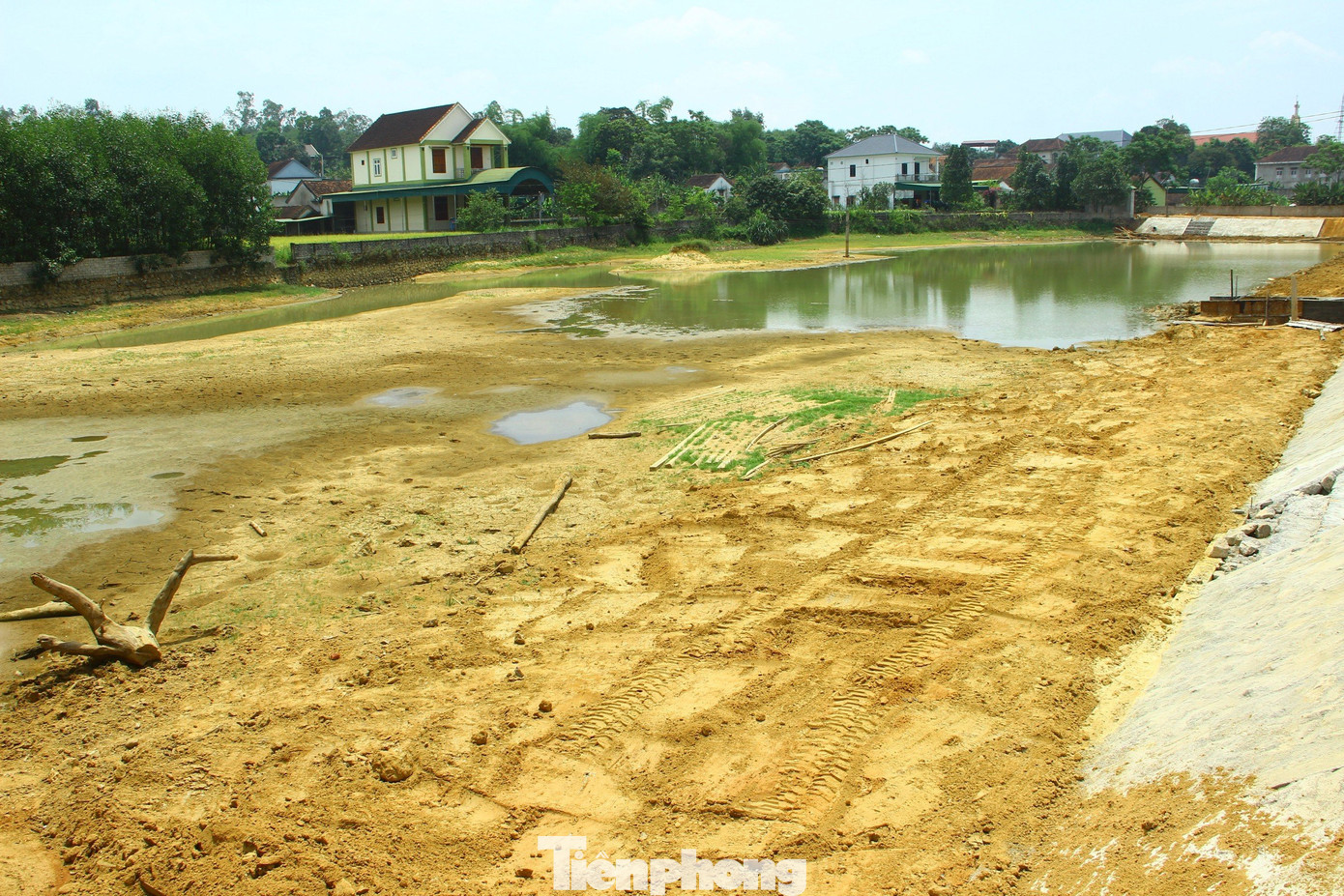 Huyện Nghi Lộc có 42 hồ đập, trong đó xã Nghi Văn có đến 19 hồ đập lớn nhỏ, chiếm gần 50% số hồ đập toàn huyện. Điều đáng nói, Nghi Văn là địa phương có diện tích lúa lớn bậc nhất trên địa bàn huyện với 530ha, nguồn nước sản xuất phụ thuộc hoàn toàn vào hồ đập do không có sông ngòi. Huyện Nghi Lộc có 42 hồ đập, trong đó xã Nghi Văn có đến 19 hồ đập lớn nhỏ, chiếm gần 50% số hồ đập toàn huyện. Điều đáng nói, Nghi Văn là địa phương có diện tích lúa lớn bậc nhất trên địa bàn huyện với 530ha, nguồn nước sản xuất phụ thuộc hoàn toàn vào hồ đập do không có sông ngòi.