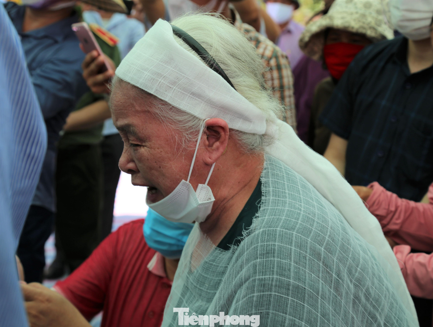 Bà Phan Hồng Mai - vợ nhà văn Sơn Tùng - nghẹn ngào nhìn chồng lần cuối