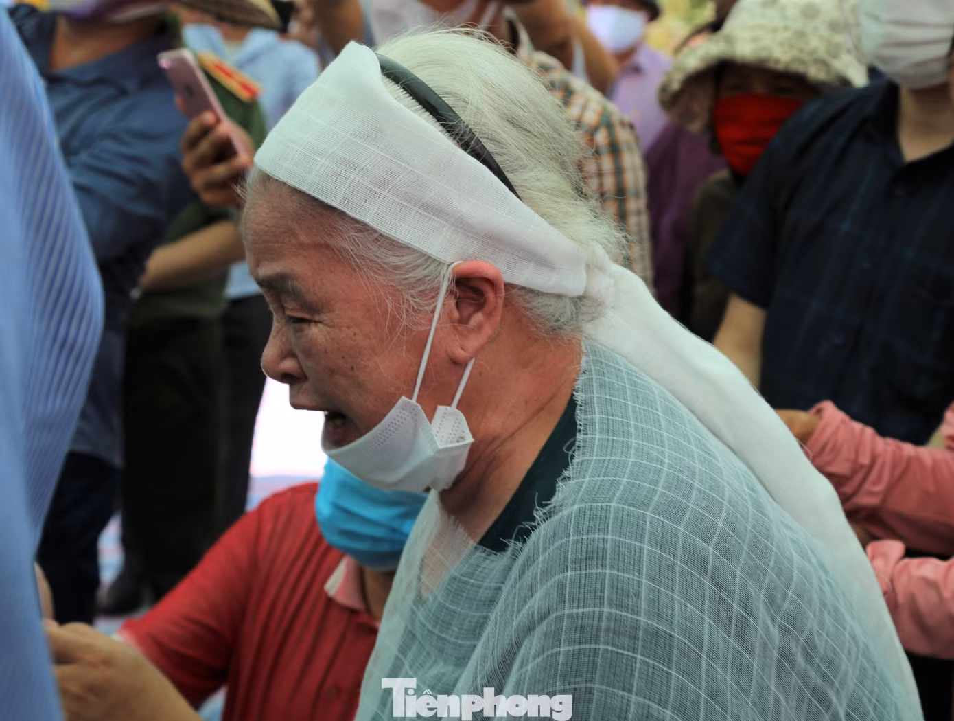 Bà Phan Hồng Mai - vợ nhà văn Sơn Tùng - nghẹn ngào nhìn chồng lần cuối Bà Phan Hồng Mai - vợ nhà văn Sơn Tùng - nghẹn ngào nhìn chồng lần cuối