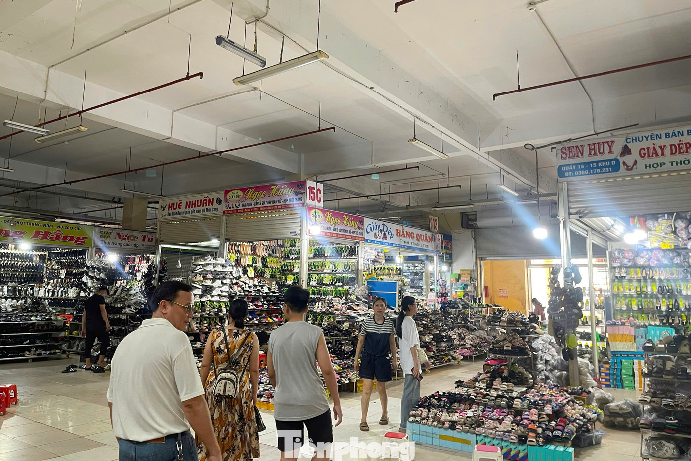 Việc đóng cửa kéo dài trong suốt hơn 1 tuần qua đã gây ảnh hưởng không nhỏ đến hoạt động thương mại trên địa bàn TP. Vinh nói riêng và cung ứng hàng hóa của khu vực nói chung.